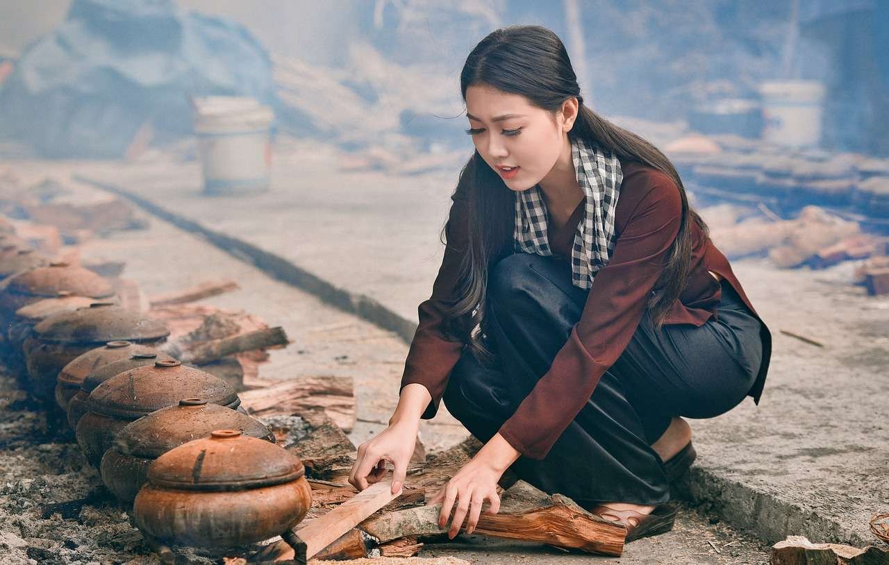 woman, cooking, clay pots-7030387.jpg